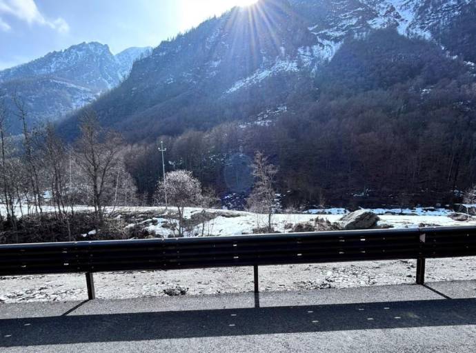 Groscavallo, messa in sicurezza la Provinciale 33: strada più larga e nuove barriere sostenibili per 800 metri